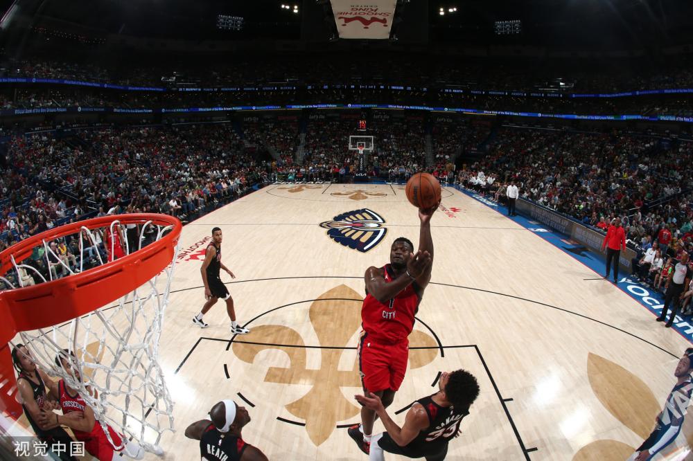 中表现得更 中表现得更